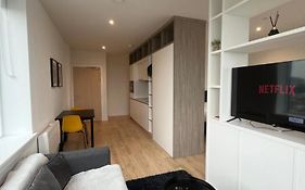 London Heathrow Airport Apartment Voyager House Terminal 12345 - Ev Electric And Parking Available